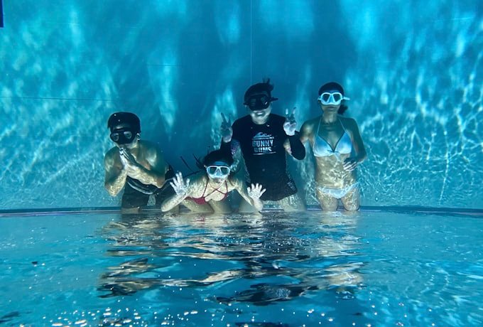 Small group of kids in a swim lesson